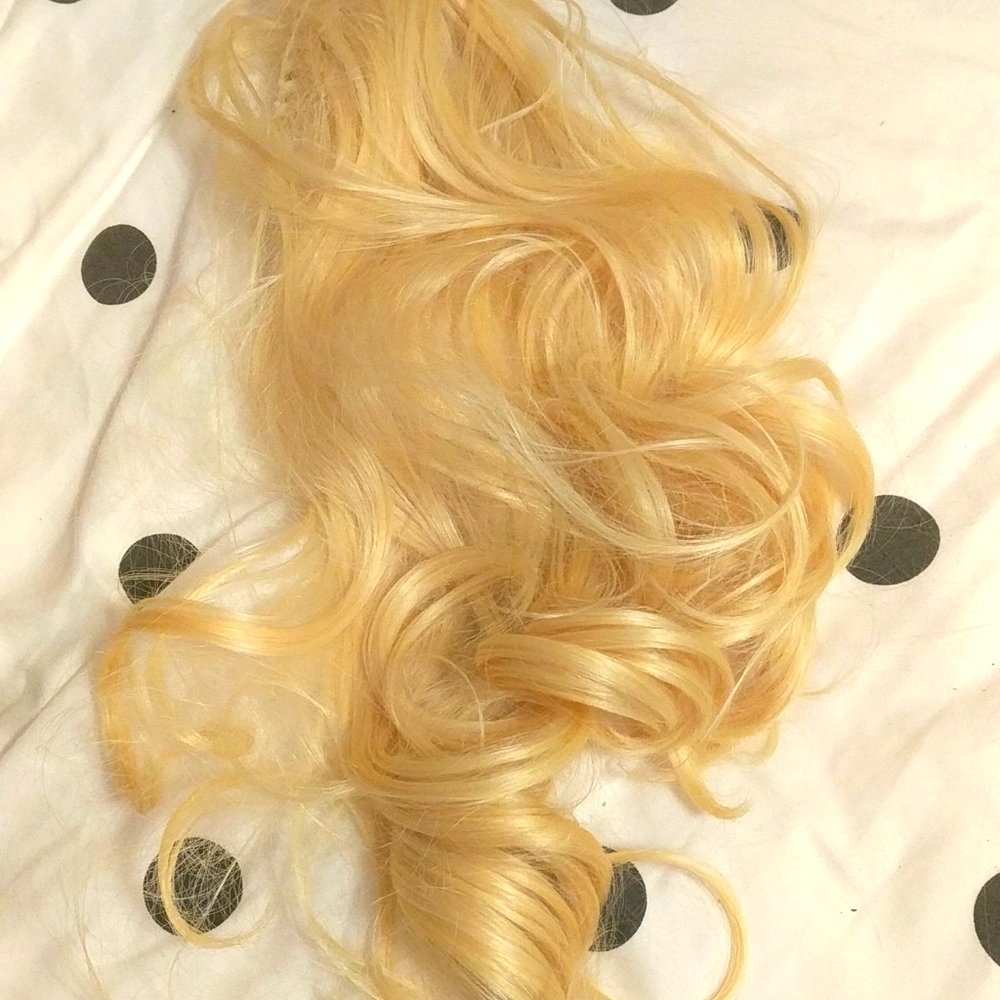 A never worn wavy blonde hair clip in!